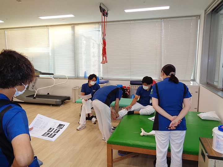 令和3年10月6日　岡本PTが中心となり足関節の運動学について勉強会を行いました。