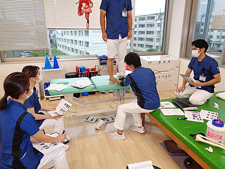 令和3年10月21日に村井PTより足部の評価方法(FPI-6)についての勉強会がありました。
